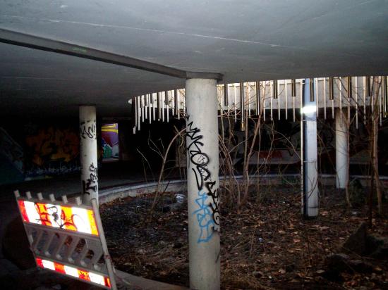Liège (passage sous le pont du Roi Albert ) insolite
